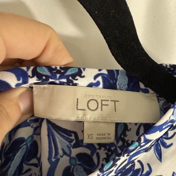 Loft Blouse Women's XS Blue Floral Short Sleeve Lightweight Round Neck Button - Picture 5 of 10